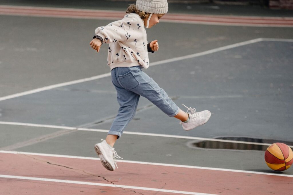 Tenis deportivos para niños para correr, jugar y la escuela Niño corriendo en una cancha deportiva